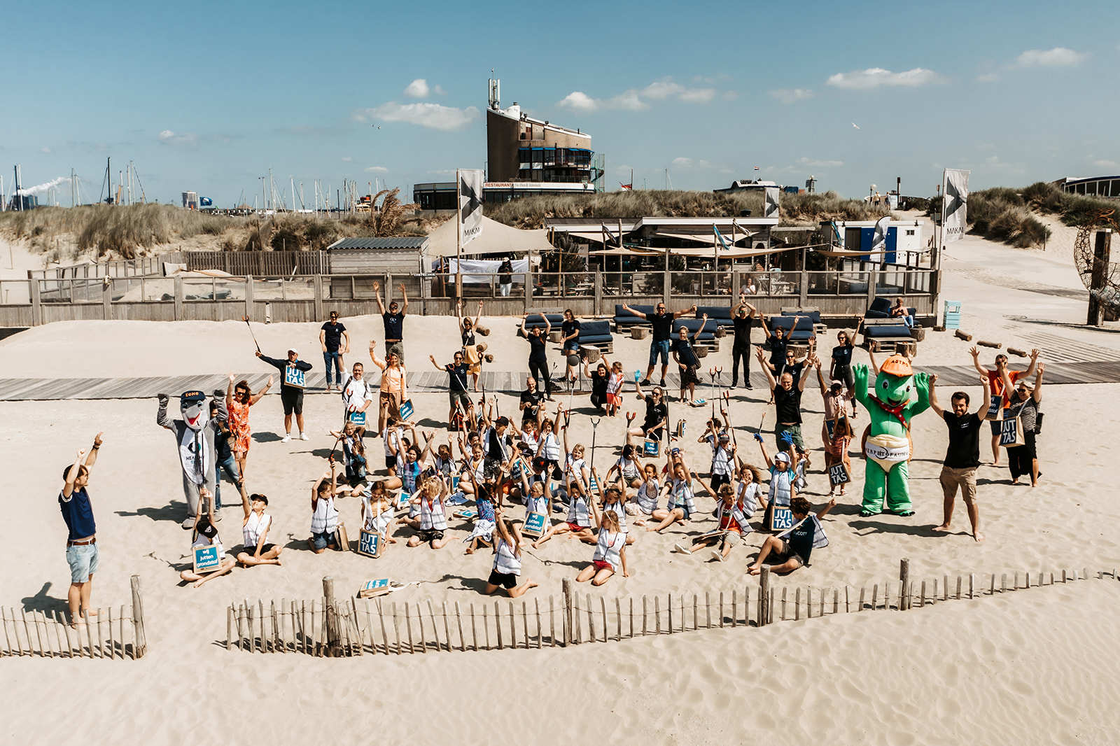Beach combing, virtual reality and divers in Ijmuiden, the Netherlands
