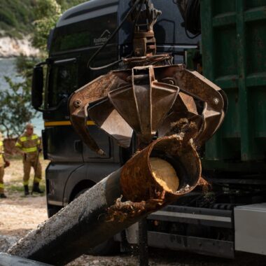 Removal of the drifted fish farm ring in Ithaca