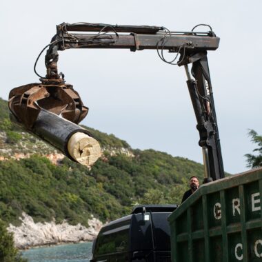 Removal of the drifted fish farm ring in Ithaca