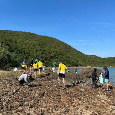 School-kids-cleaning-the-beach_Credit_Stephen-Au-1160x870